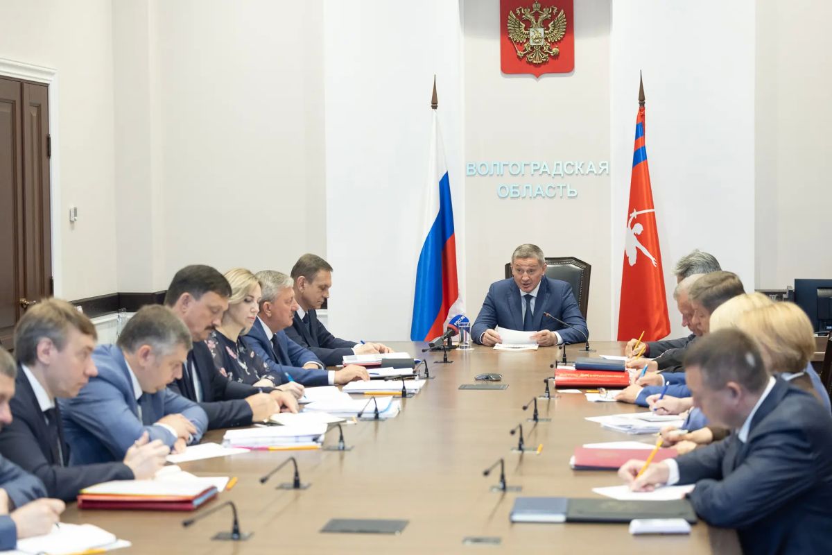 Пожарная ситуация в Волгоградской области сохраняется стабильной и контролируемой, заявил на оперативном совещании Андрей Бочаров