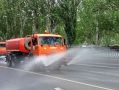 В Волгограде начали поливать дороги