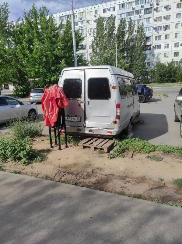 Наверное, каждый из нас видел у остановок торговцев с коробками Наверное, каждый из нас видел у остановок торговцев с коробками
