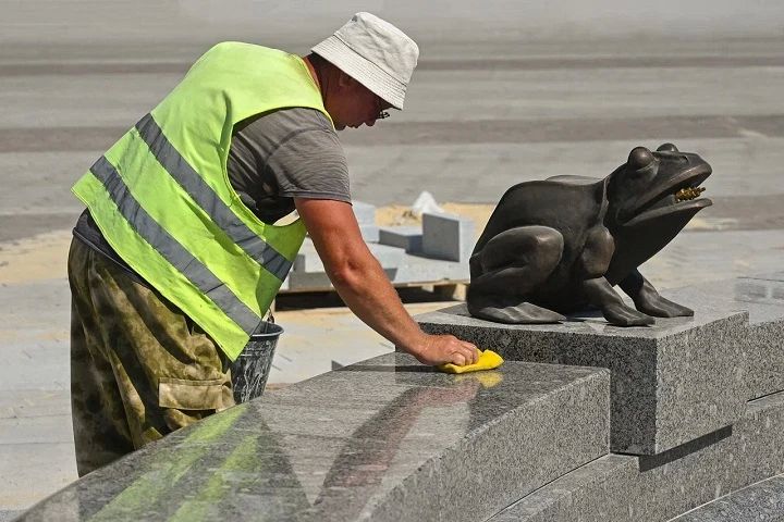 Восемь лягушек из бронзы установили на новый фонтан на Привокзальной площади