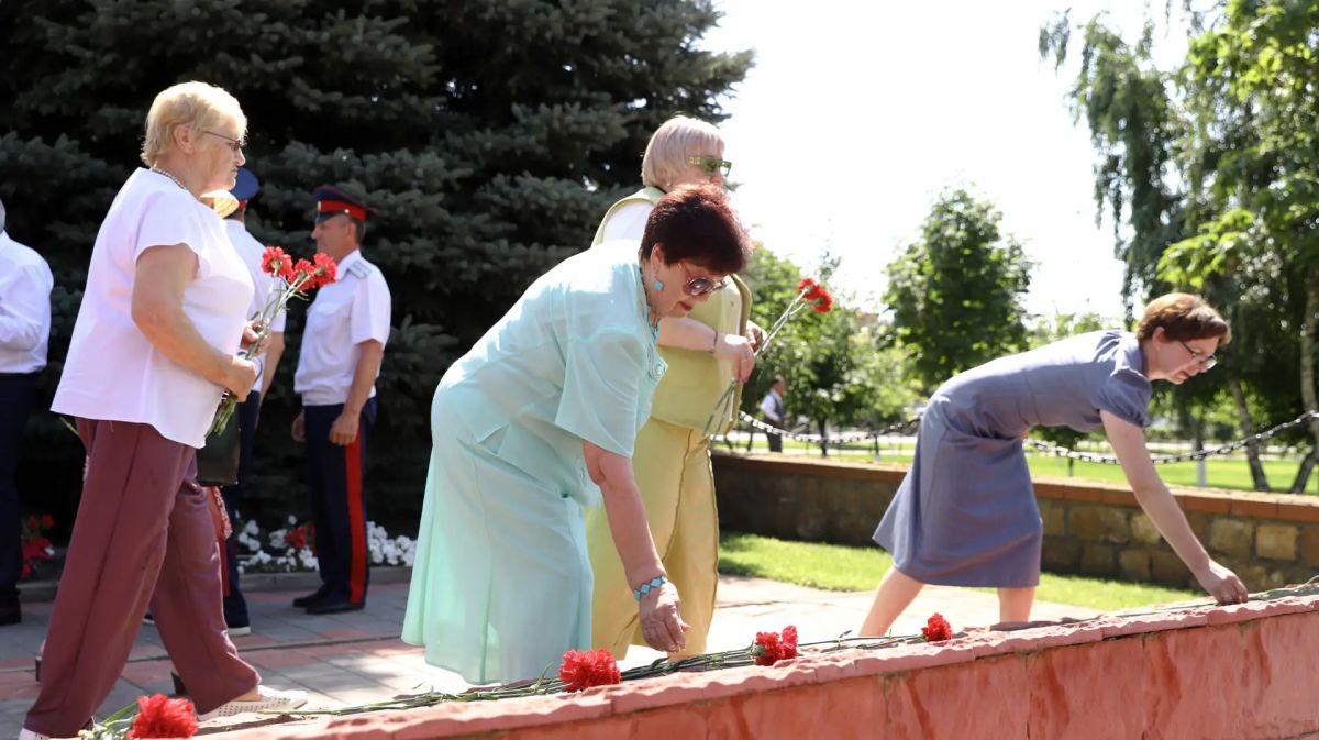 Сегодня председатель Волгоградской областной Думы, руководитель областного совета ветеранов Александр Блошкин проводит рабочую поездку в Алексеевский район Сегодня председатель Волгоградской областной Думы, руководитель областного совета ветеранов Александр Блошкин проводит рабочую поездку в Алексеевский район