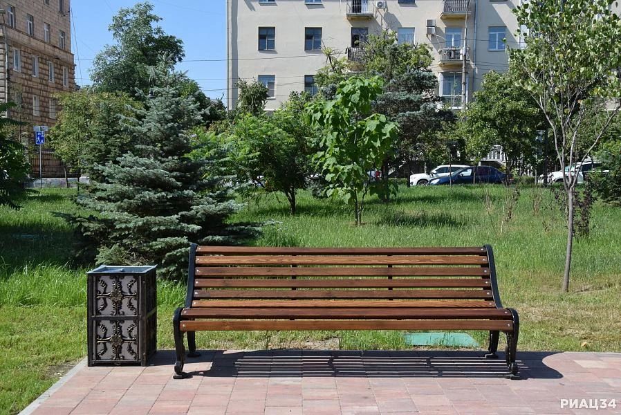 В обновлённом сквере им. Симбирцева в Волгограде поставят дополнительно 9 скамеек и 2 урны В обновлённом сквере им. Симбирцева в Волгограде поставят дополнительно 9 скамеек и 2 урны