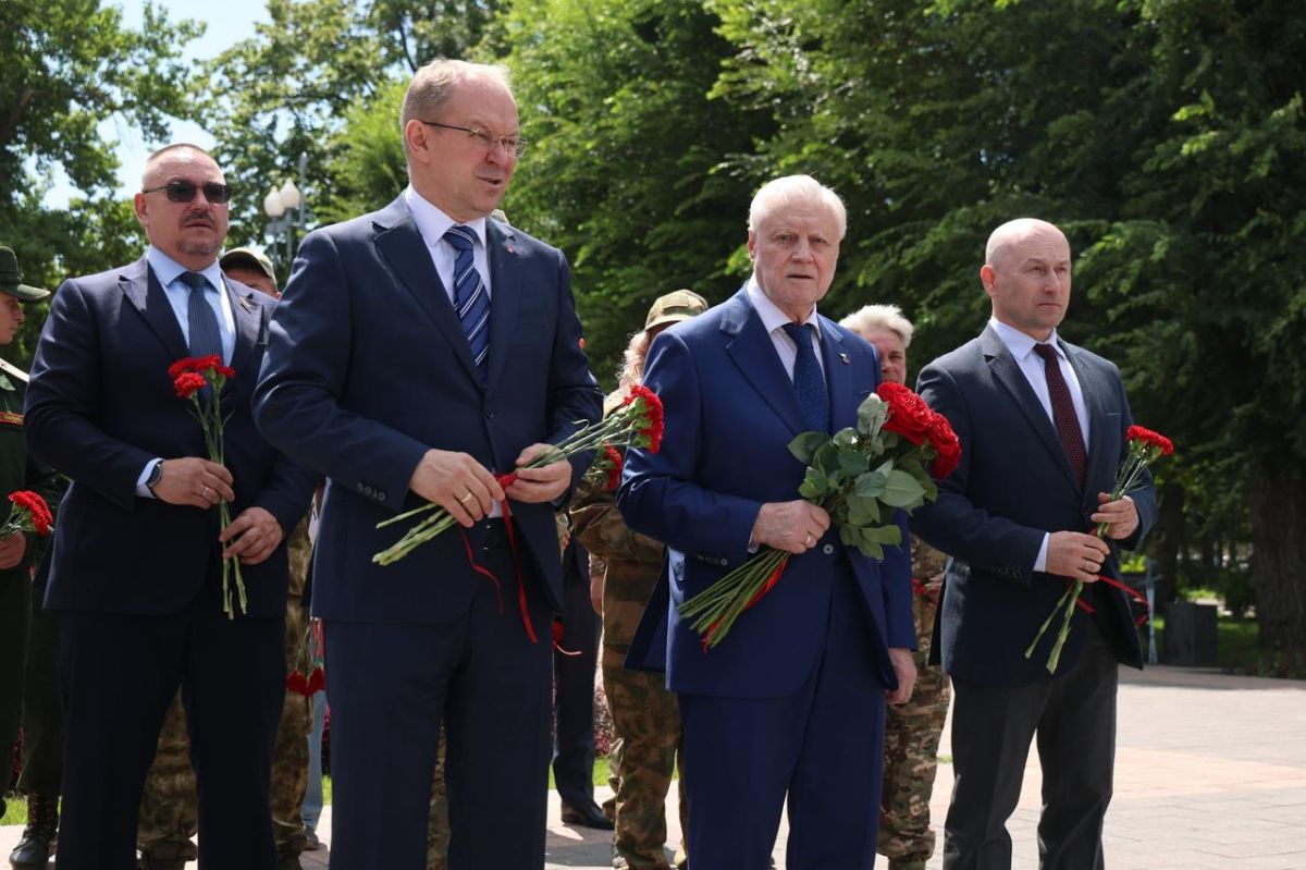 Николай Стариков: Сегодня с рабочим визитом в Волгоградскую область прибыл глава cоциалистической партии «Справедливая Россия» Сергей Михайлович Миронов @mironovonline Николай Стариков: Сегодня с рабочим визитом в Волгоградскую область прибыл глава cоциалистической партии «Справедливая Россия» Сергей Михайлович Миронов @mironovonline