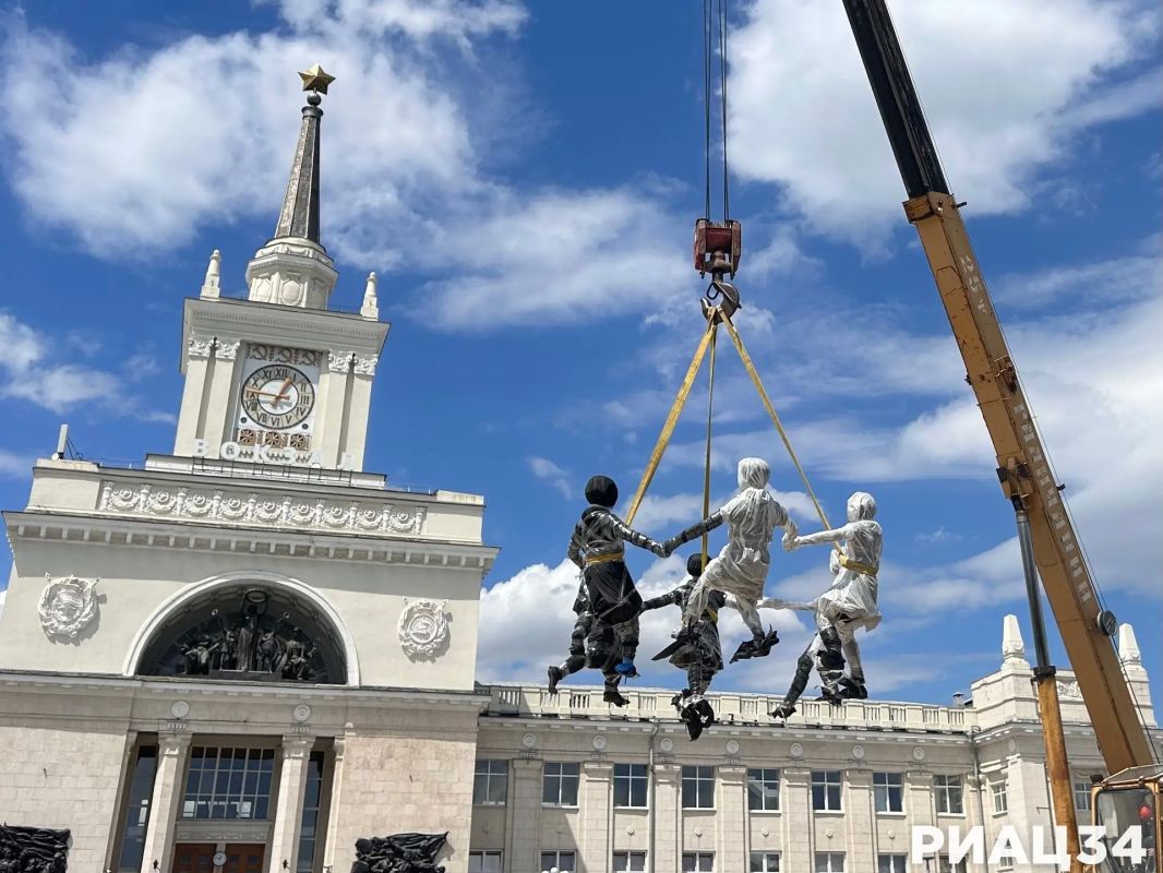 В Волгоград доставили и установили перед ж/д-вокзалом центральную фигуру фонтана «Детский хоровод» В Волгоград доставили и установили перед ж/д-вокзалом центральную фигуру фонтана «Детский хоровод»