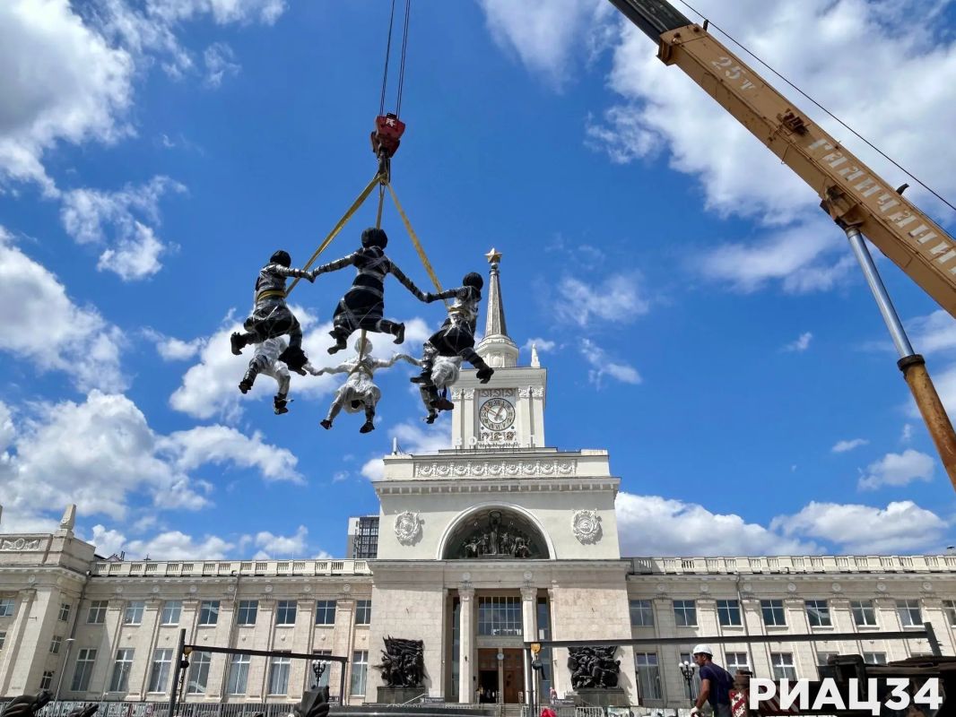В Волгоград доставили и установили перед ж/д-вокзалом центральную фигуру фонтана «Детский хоровод» В Волгоград доставили и установили перед ж/д-вокзалом центральную фигуру фонтана «Детский хоровод»