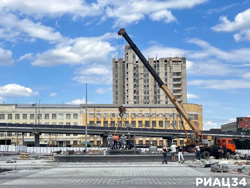 В Волгоград доставили и установили перед ж/д-вокзалом центральную фигуру фонтана «Детский хоровод» В Волгоград доставили и установили перед ж/д-вокзалом центральную фигуру фонтана «Детский хоровод»