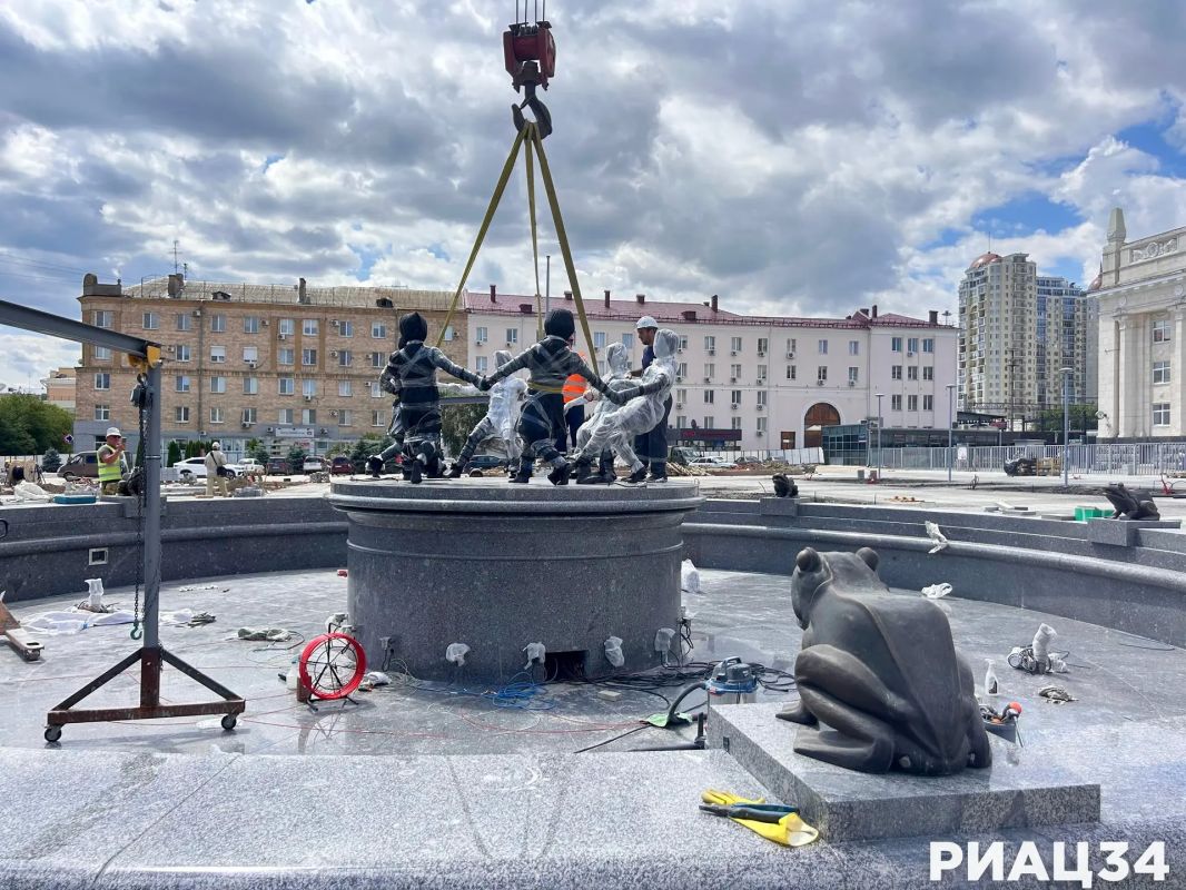 В Волгоград доставили и установили перед ж/д-вокзалом центральную фигуру фонтана «Детский хоровод» В Волгоград доставили и установили перед ж/д-вокзалом центральную фигуру фонтана «Детский хоровод»