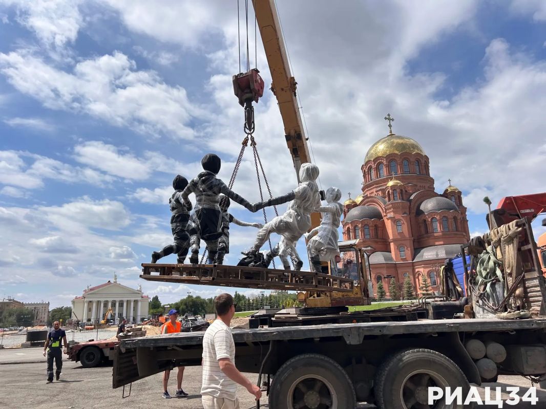 В Волгоград доставили и установили перед ж/д-вокзалом центральную фигуру фонтана «Детский хоровод» В Волгоград доставили и установили перед ж/д-вокзалом центральную фигуру фонтана «Детский хоровод»