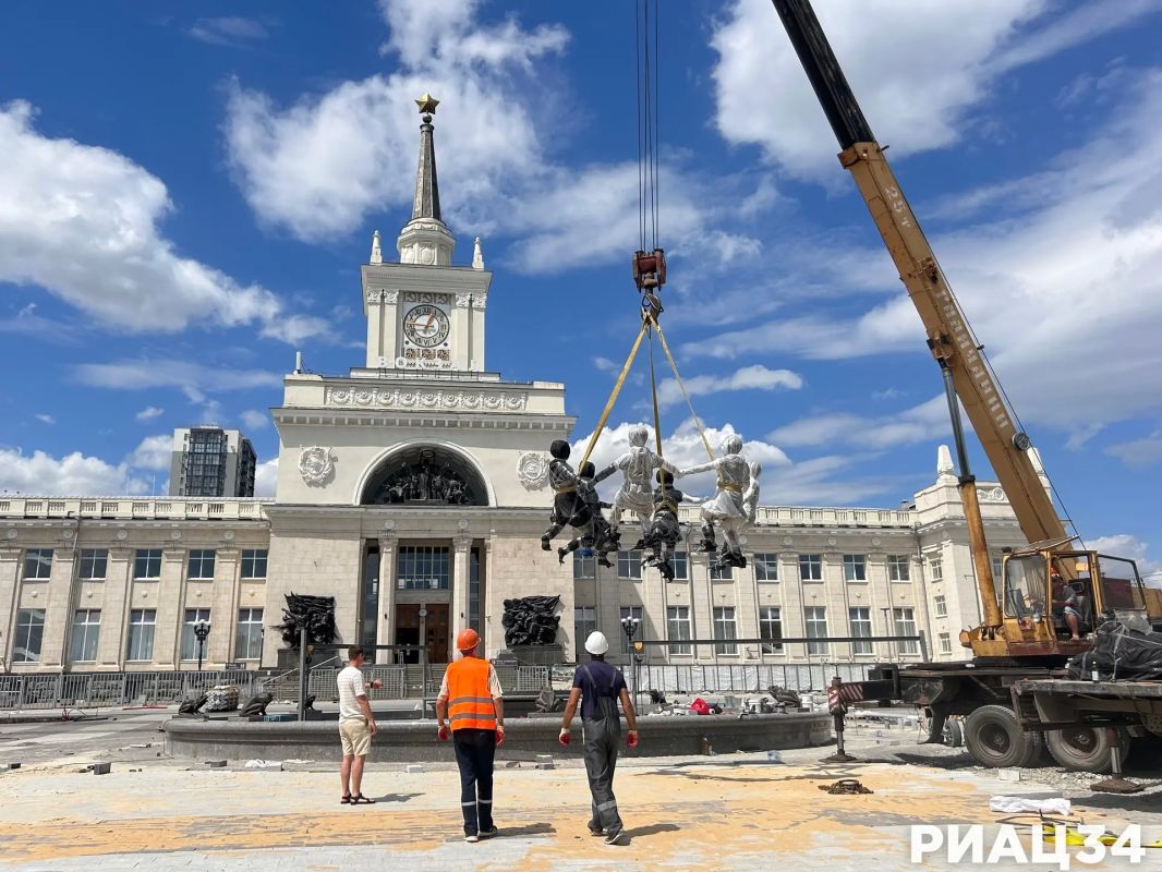 В Волгоград доставили и установили перед ж/д-вокзалом центральную фигуру фонтана «Детский хоровод» В Волгоград доставили и установили перед ж/д-вокзалом центральную фигуру фонтана «Детский хоровод»