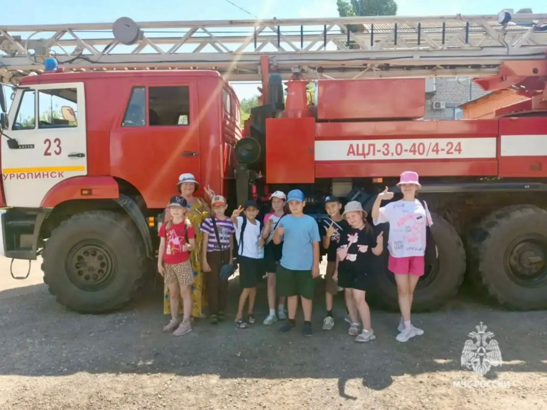 Будни огнеборцев глазами детей: экскурсия в Урюпинске Будни огнеборцев глазами детей: экскурсия в Урюпинске