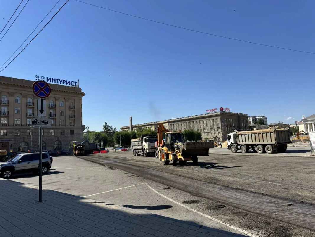 В Волгограде меняют асфальт на всех прилегающих к площади Павших Борцов улицах В Волгограде меняют асфальт на всех прилегающих к площади Павших Борцов улицах