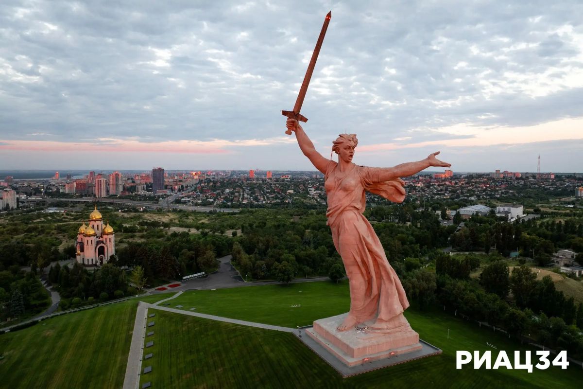 Красный рассвет на острие меча поймал волгоградский фотограф на Мамаевом кургане Красный рассвет на острие меча поймал волгоградский фотограф на Мамаевом кургане