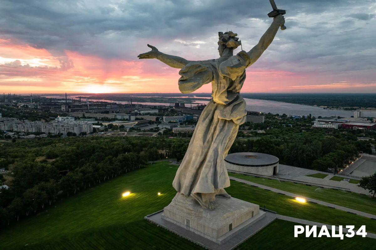 Красный рассвет на острие меча поймал волгоградский фотограф на Мамаевом кургане Красный рассвет на острие меча поймал волгоградский фотограф на Мамаевом кургане