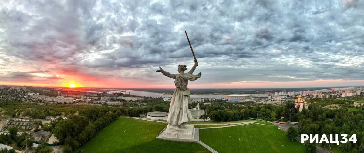 Красный рассвет на острие меча поймал волгоградский фотограф на Мамаевом кургане Красный рассвет на острие меча поймал волгоградский фотограф на Мамаевом кургане