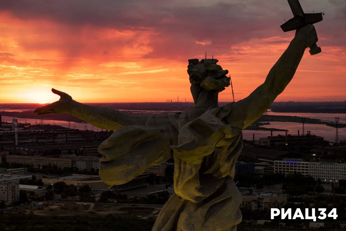 Красный рассвет на острие меча поймал волгоградский фотограф на Мамаевом кургане Красный рассвет на острие меча поймал волгоградский фотограф на Мамаевом кургане