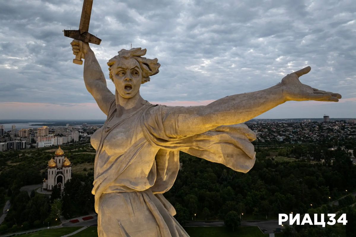 Красный рассвет на острие меча поймал волгоградский фотограф на Мамаевом кургане Красный рассвет на острие меча поймал волгоградский фотограф на Мамаевом кургане
