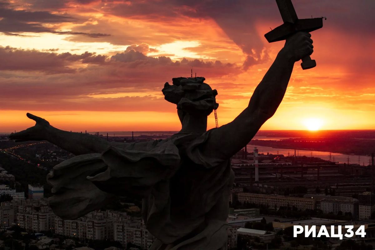 Красный рассвет на острие меча поймал волгоградский фотограф на Мамаевом кургане Красный рассвет на острие меча поймал волгоградский фотограф на Мамаевом кургане
