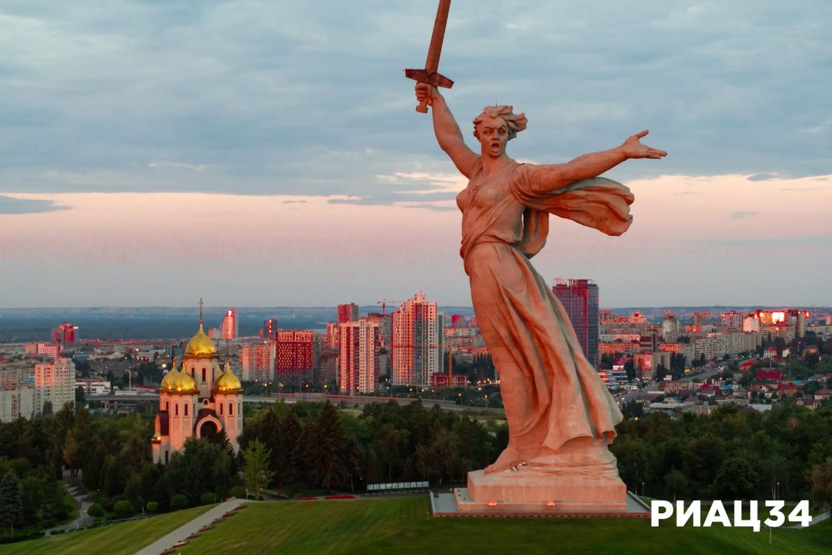 Красный рассвет на острие меча поймал волгоградский фотограф на Мамаевом кургане Красный рассвет на острие меча поймал волгоградский фотограф на Мамаевом кургане