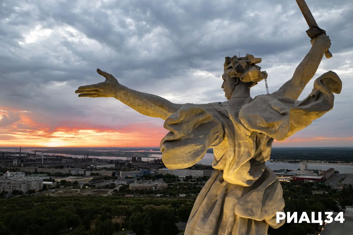 Красный рассвет на острие меча поймал волгоградский фотограф на Мамаевом кургане Красный рассвет на острие меча поймал волгоградский фотограф на Мамаевом кургане