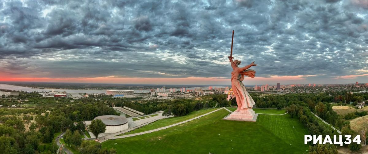 Красный рассвет на острие меча поймал волгоградский фотограф на Мамаевом кургане Красный рассвет на острие меча поймал волгоградский фотограф на Мамаевом кургане