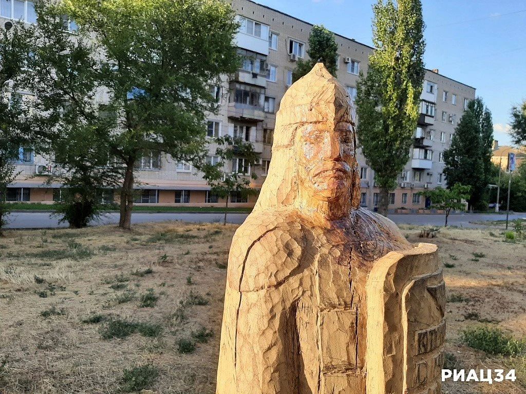 Волгоградский уличный скульптор Валерий Тихонов создаёт новую фигуру: на аллее деревянных скульптур появился Александр Невский Волгоградский уличный скульптор Валерий Тихонов создаёт новую фигуру: на аллее деревянных скульптур появился Александр Невский