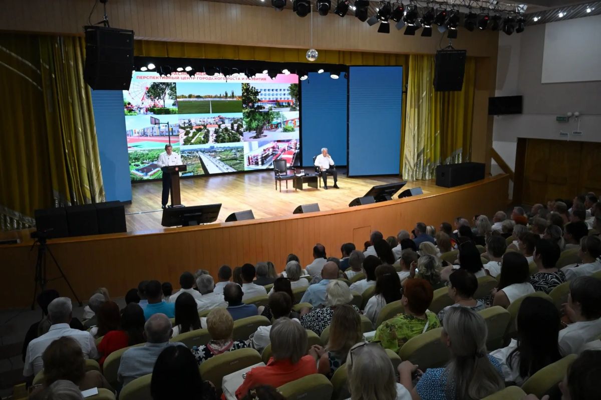 Сегодня, 21 июля 2026 года, губернатор Волгоградской области Андрей Бочаров встретился с жителями Красноармейского района Волгограда и обсудил масштабные проекты развития территории
