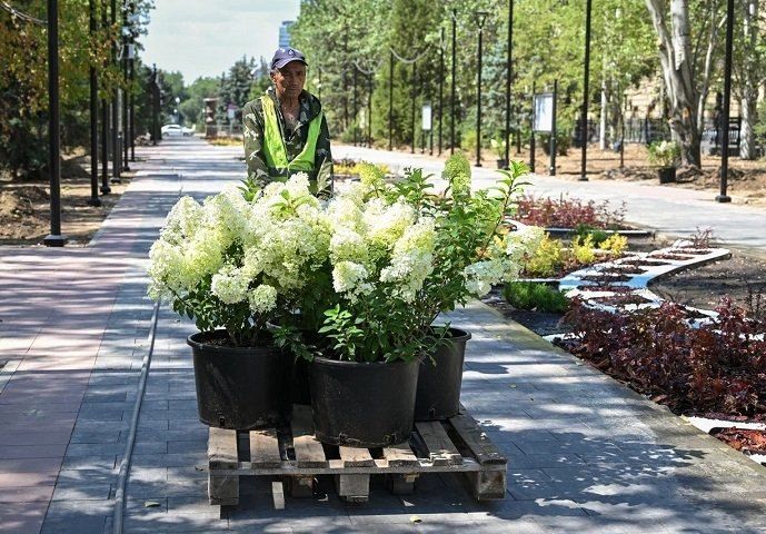 100 саженцев лиственных и хвойных деревья, а также молодые кустарники высаживают специалисты на реконструируемом участке бульвара на пр. им. В.И. Ленина в Волгограде. Работы ведутся на территории пространства, посвященном...