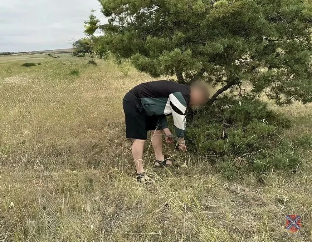 Пассажир такси попытался выбросить сверток с запрещенным веществом, когда его задерживали полицейские Пассажир такси попытался выбросить сверток с запрещенным веществом, когда его задерживали полицейские