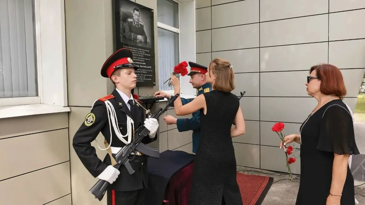 В преддверии Дня сотрудника органов следствия Российской Федерации в следственном управлении СК России по Брянской области состоялось открытие мемориальной доски и ведомственного музея В преддверии Дня сотрудника органов следствия Российской Федерации в следственном управлении СК России по Брянской области состоялось открытие мемориальной доски и ведомственного музея