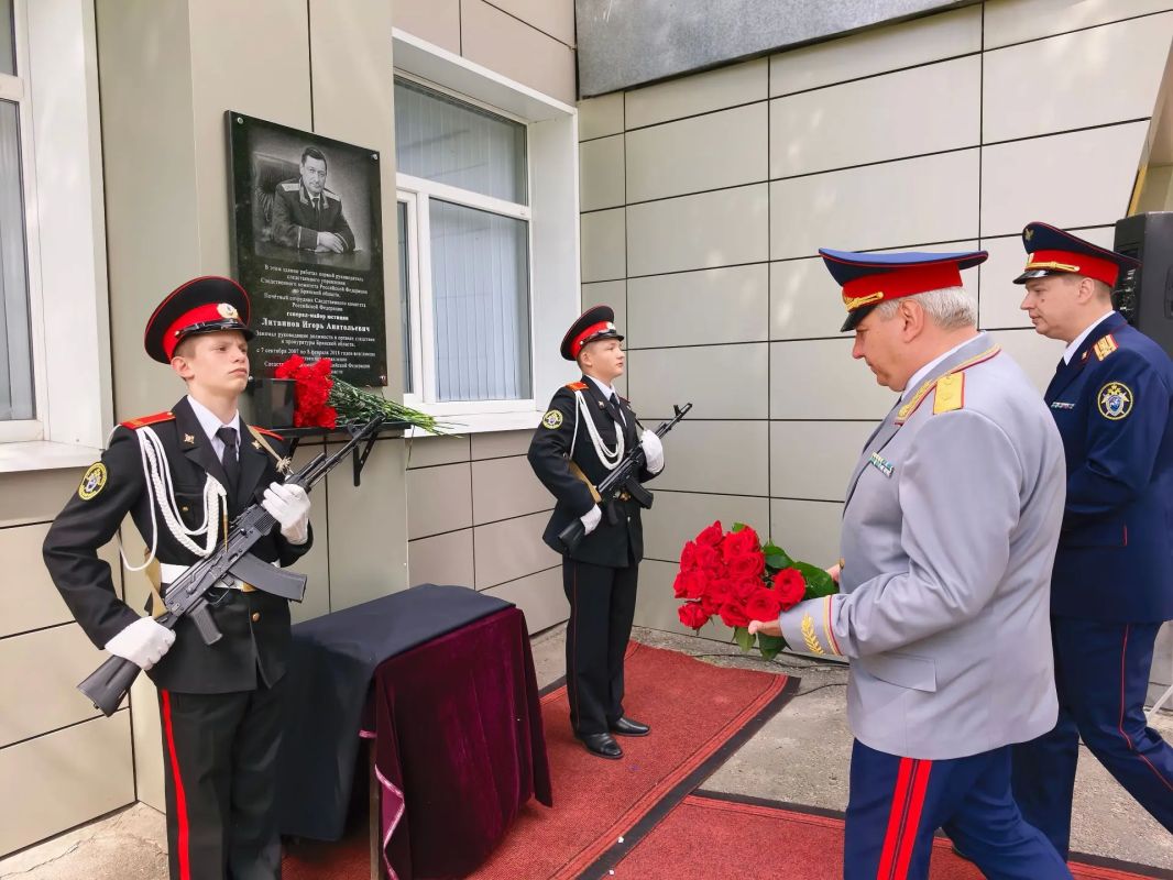 Первый заместитель руководителя СУ СК России по Волгоградской области принял участие в открытии мемориальной доски в следственном управлении СК России по Брянской области Первый заместитель руководителя СУ СК России по Волгоградской области принял участие в открытии мемориальной доски в следственном управлении СК России по Брянской области