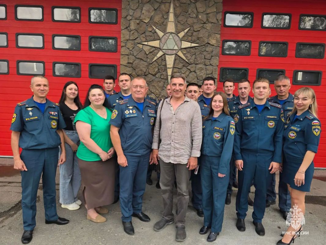 Российский актёр театра и кино, народный артист РФ Сергей Угрюмов побывал в гостях у камышинских огнеборцев Российский актёр театра и кино, народный артист РФ Сергей Угрюмов побывал в гостях у камышинских огнеборцев