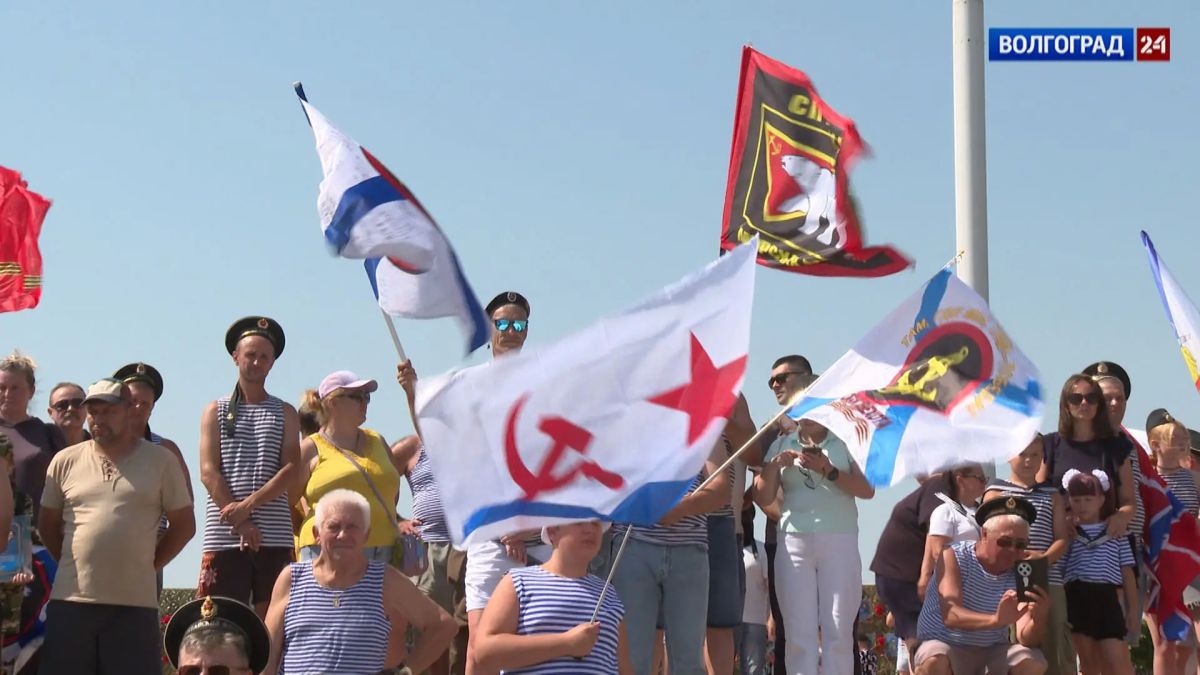 Патриотическая акция состоялась у легендарного бронекатера БК-13 в Волгограде в День военно-морского флота России Патриотическая акция состоялась у легендарного бронекатера БК-13 в Волгограде в День военно-морского флота России