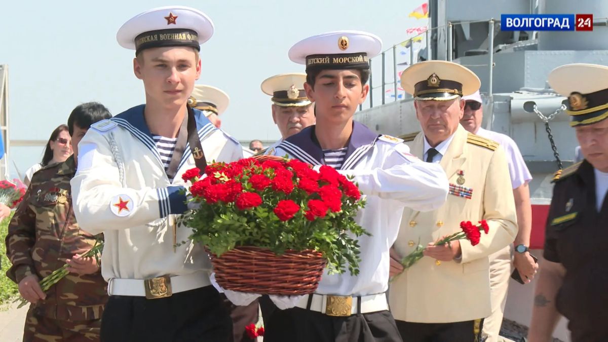 Патриотическая акция состоялась у легендарного бронекатера БК-13 в Волгограде в День военно-морского флота России Патриотическая акция состоялась у легендарного бронекатера БК-13 в Волгограде в День военно-морского флота России