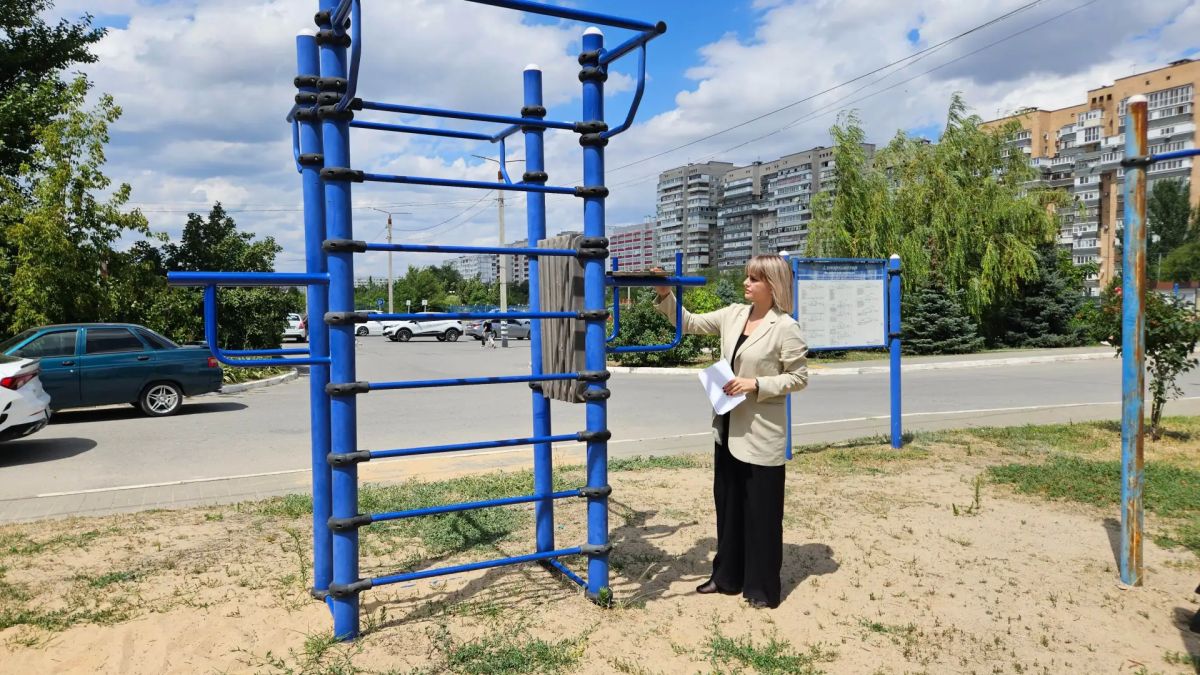 В рамках мониторинга безопасности детской и городской инфраструктуры, а также мест массового пребывания семей с детьми депутат областной Думы Мария Аплеталина посетила спортивную площадку, расположенную на территории парка... В рамках мониторинга безопасности детской и городской инфраструктуры, а также мест массового пребывания семей с детьми депутат областной Думы Мария Аплеталина посетила спортивную площадку, расположенную на территории парка...