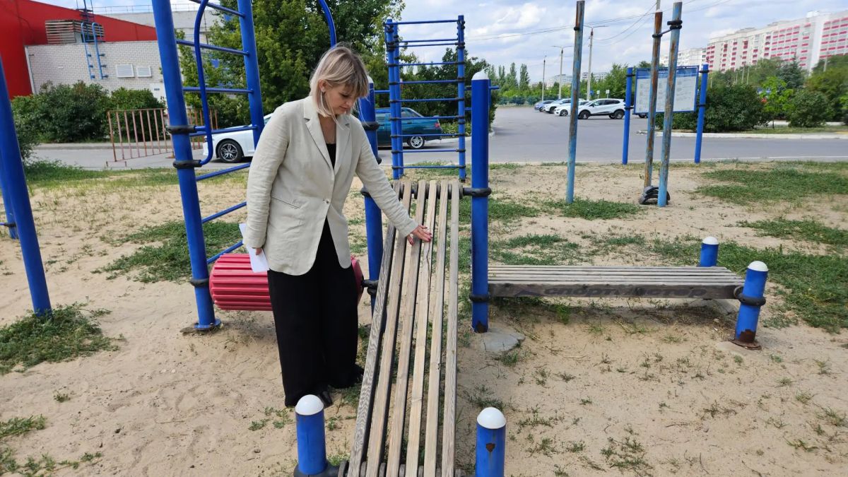 В рамках мониторинга безопасности детской и городской инфраструктуры, а также мест массового пребывания семей с детьми депутат областной Думы Мария Аплеталина посетила спортивную площадку, расположенную на территории парка... В рамках мониторинга безопасности детской и городской инфраструктуры, а также мест массового пребывания семей с детьми депутат областной Думы Мария Аплеталина посетила спортивную площадку, расположенную на территории парка...
