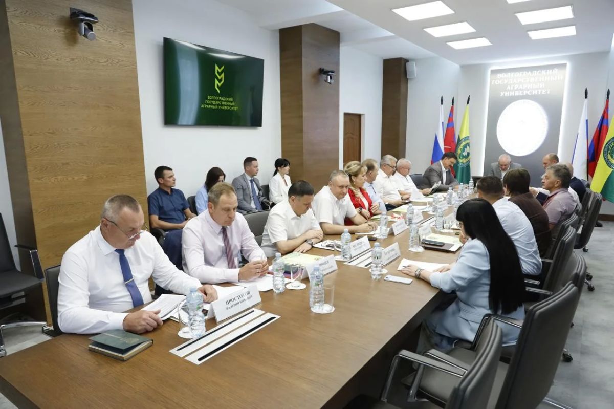 Сегодня в Волгоградском государственном аграрном университете под председательством Президента Национальной продовольственной группы «Сады Придонья» Андрея Самохина прошло заседание Попечительского Совета Сегодня в Волгоградском государственном аграрном университете под председательством Президента Национальной продовольственной группы «Сады Придонья» Андрея Самохина прошло заседание Попечительского Совета