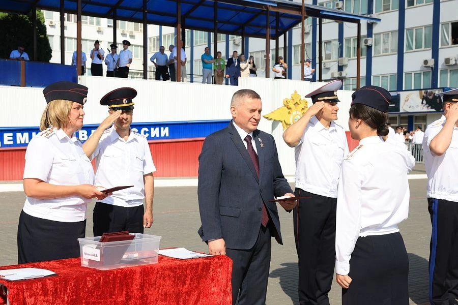 Андрей Бочаров принял участие в юбилейном выпуске молодых специалистов Волгоградской академии МВД России Андрей Бочаров принял участие в юбилейном выпуске молодых специалистов Волгоградской академии МВД России