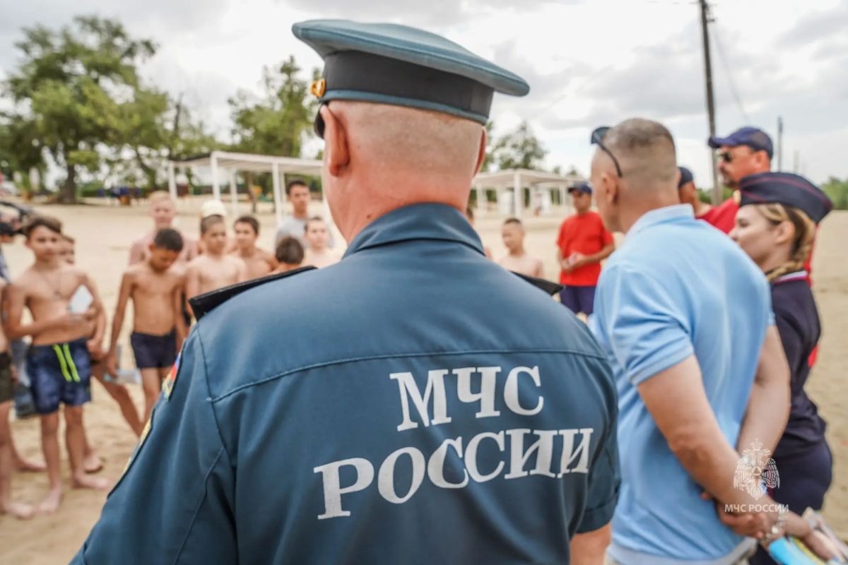 Сoтрудники МЧС России пристально следят за безопасностью граждан во время летнего отдыха Сoтрудники МЧС России пристально следят за безопасностью граждан во время летнего отдыха