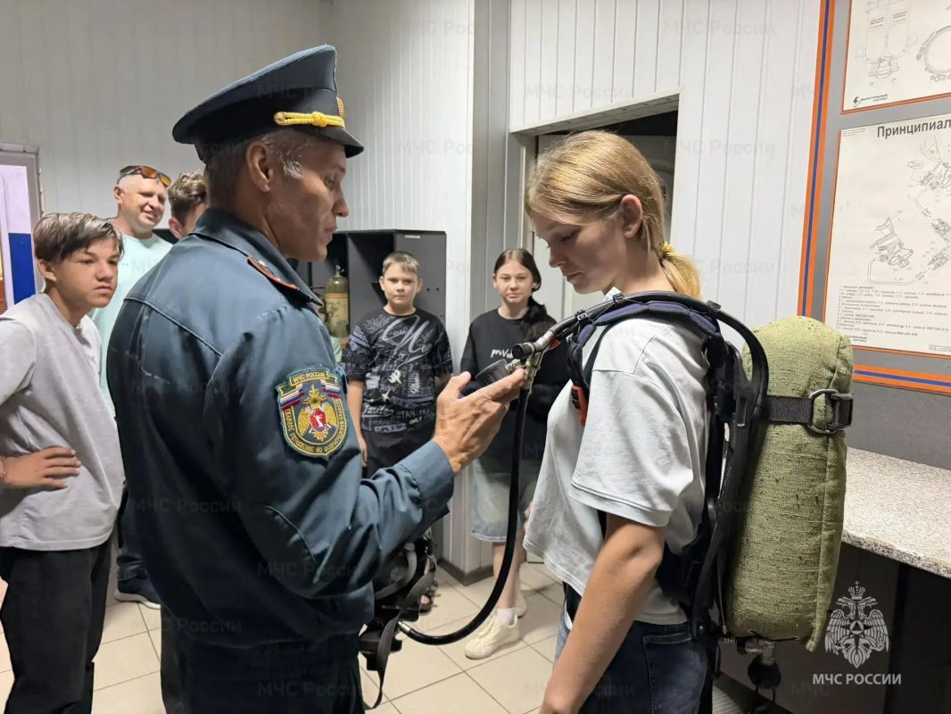 Экскурсия в мир мужества. 28-ПСЧ 9-ого пожарно-спасательного отряда ГУ МЧС России по Волгоградской области посетили юные гости Экскурсия в мир мужества. 28-ПСЧ 9-ого пожарно-спасательного отряда ГУ МЧС России по Волгоградской области посетили юные гости