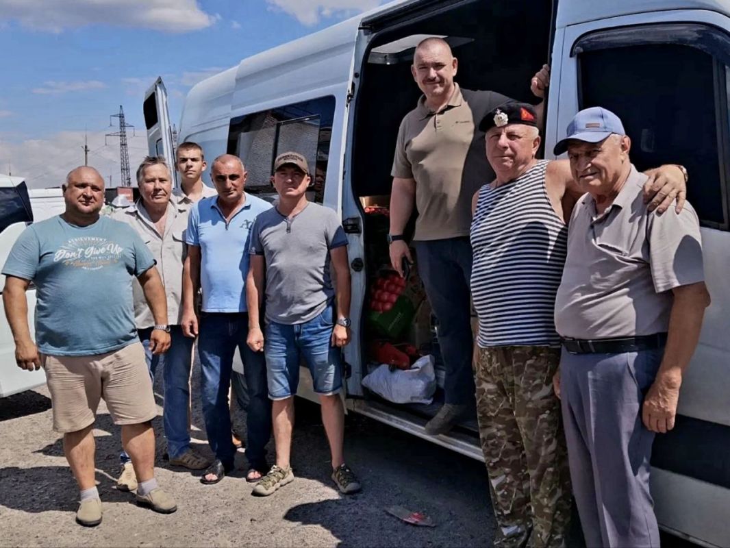 — Васильич, с «Красного»! — поздоровался боец на КПП. — Васильич, с «Красного»! — поздоровался боец на КПП.