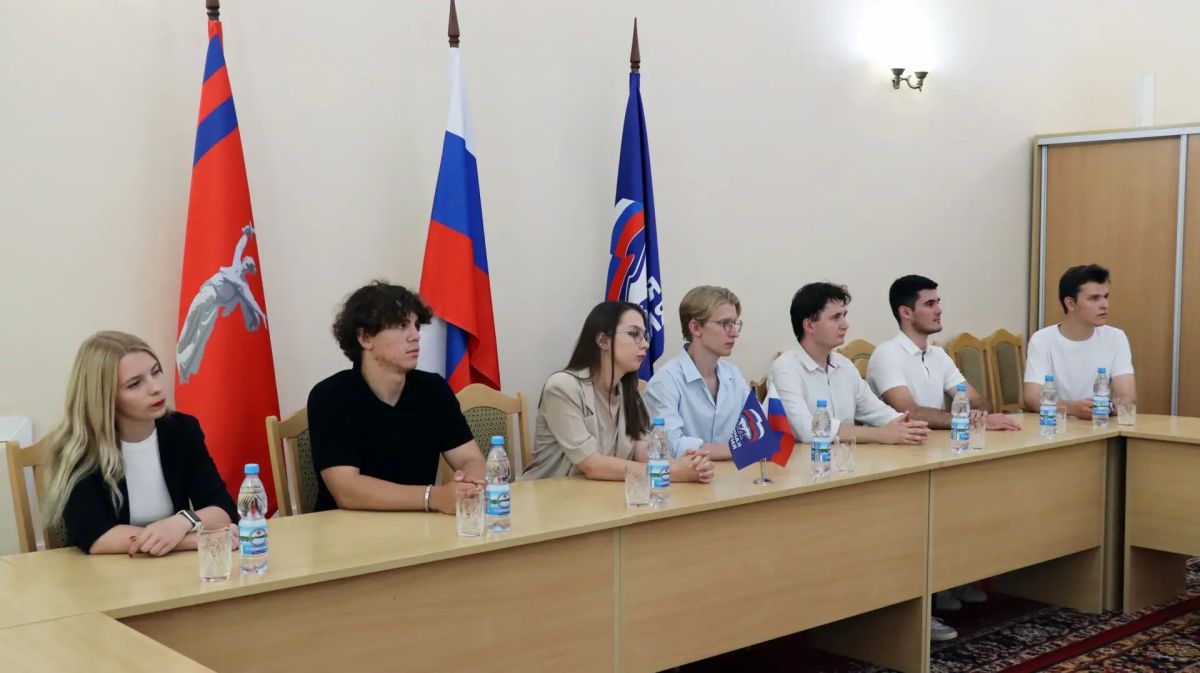Сегодня Волгоградскую областную Думу с ознакомительной экскурсией посетили студенты РУДН и МГУ им. М.В. Ломоносова. Все ребята — уроженцы Волгоградской области, которые обучаются в Москве, а на время каникул вернулись на... Сегодня Волгоградскую областную Думу с ознакомительной экскурсией посетили студенты РУДН и МГУ им. М.В. Ломоносова. Все ребята — уроженцы Волгоградской области, которые обучаются в Москве, а на время каникул вернулись на...