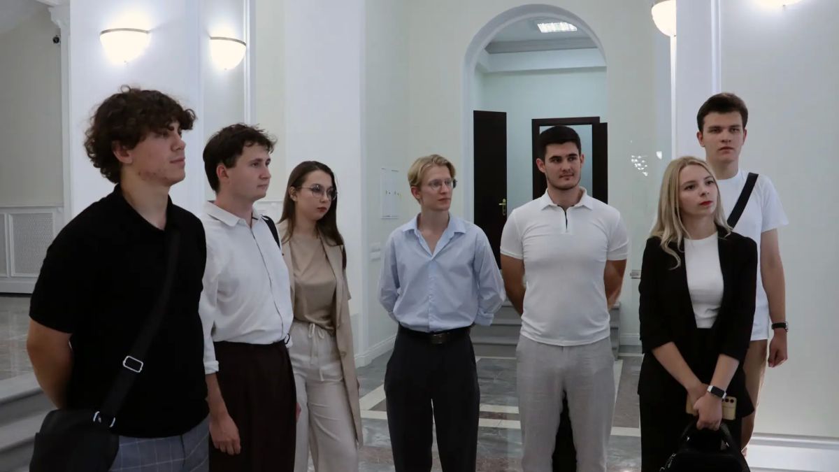 Сегодня Волгоградскую областную Думу с ознакомительной экскурсией посетили студенты РУДН и МГУ им. М.В. Ломоносова. Все ребята — уроженцы Волгоградской области, которые обучаются в Москве, а на время каникул вернулись на... Сегодня Волгоградскую областную Думу с ознакомительной экскурсией посетили студенты РУДН и МГУ им. М.В. Ломоносова. Все ребята — уроженцы Волгоградской области, которые обучаются в Москве, а на время каникул вернулись на...