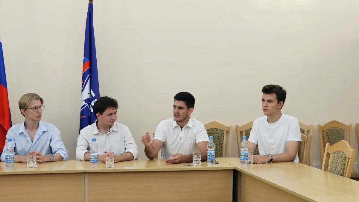 Сегодня Волгоградскую областную Думу с ознакомительной экскурсией посетили студенты РУДН и МГУ им. М.В. Ломоносова. Все ребята — уроженцы Волгоградской области, которые обучаются в Москве, а на время каникул вернулись на... Сегодня Волгоградскую областную Думу с ознакомительной экскурсией посетили студенты РУДН и МГУ им. М.В. Ломоносова. Все ребята — уроженцы Волгоградской области, которые обучаются в Москве, а на время каникул вернулись на...