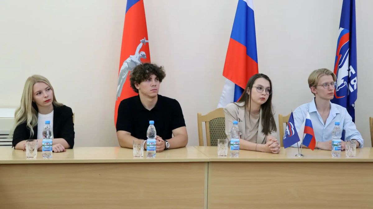 Сегодня Волгоградскую областную Думу с ознакомительной экскурсией посетили студенты РУДН и МГУ им. М.В. Ломоносова. Все ребята — уроженцы Волгоградской области, которые обучаются в Москве, а на время каникул вернулись на... Сегодня Волгоградскую областную Думу с ознакомительной экскурсией посетили студенты РУДН и МГУ им. М.В. Ломоносова. Все ребята — уроженцы Волгоградской области, которые обучаются в Москве, а на время каникул вернулись на...