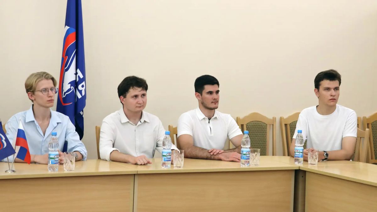 Сегодня Волгоградскую областную Думу с ознакомительной экскурсией посетили студенты РУДН и МГУ им. М.В. Ломоносова. Все ребята — уроженцы Волгоградской области, которые обучаются в Москве, а на время каникул вернулись на... Сегодня Волгоградскую областную Думу с ознакомительной экскурсией посетили студенты РУДН и МГУ им. М.В. Ломоносова. Все ребята — уроженцы Волгоградской области, которые обучаются в Москве, а на время каникул вернулись на...