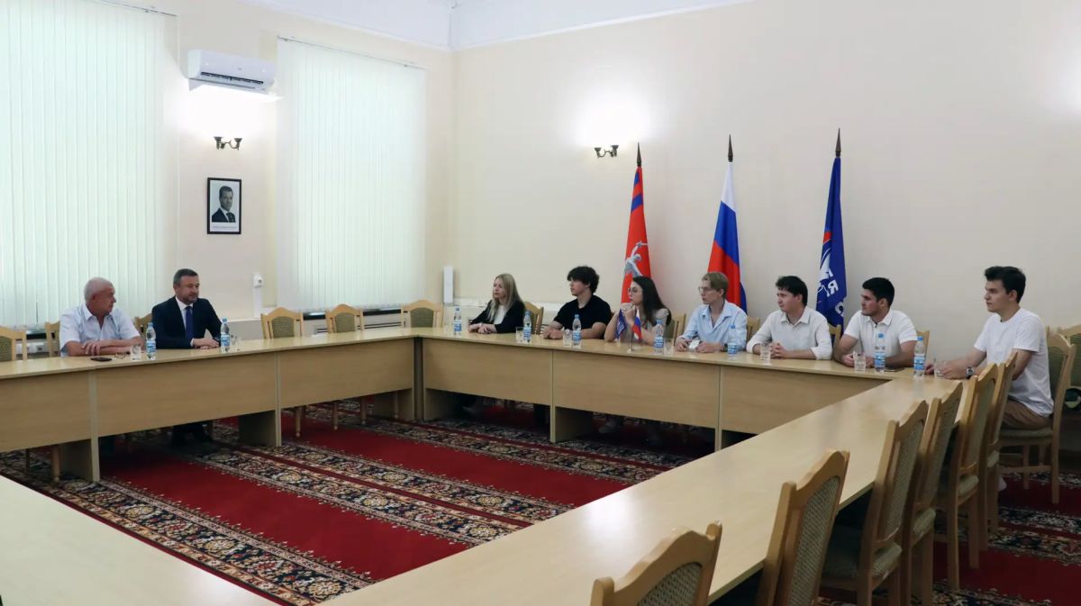 Сегодня Волгоградскую областную Думу с ознакомительной экскурсией посетили студенты РУДН и МГУ им. М.В. Ломоносова. Все ребята — уроженцы Волгоградской области, которые обучаются в Москве, а на время каникул вернулись на... Сегодня Волгоградскую областную Думу с ознакомительной экскурсией посетили студенты РУДН и МГУ им. М.В. Ломоносова. Все ребята — уроженцы Волгоградской области, которые обучаются в Москве, а на время каникул вернулись на...