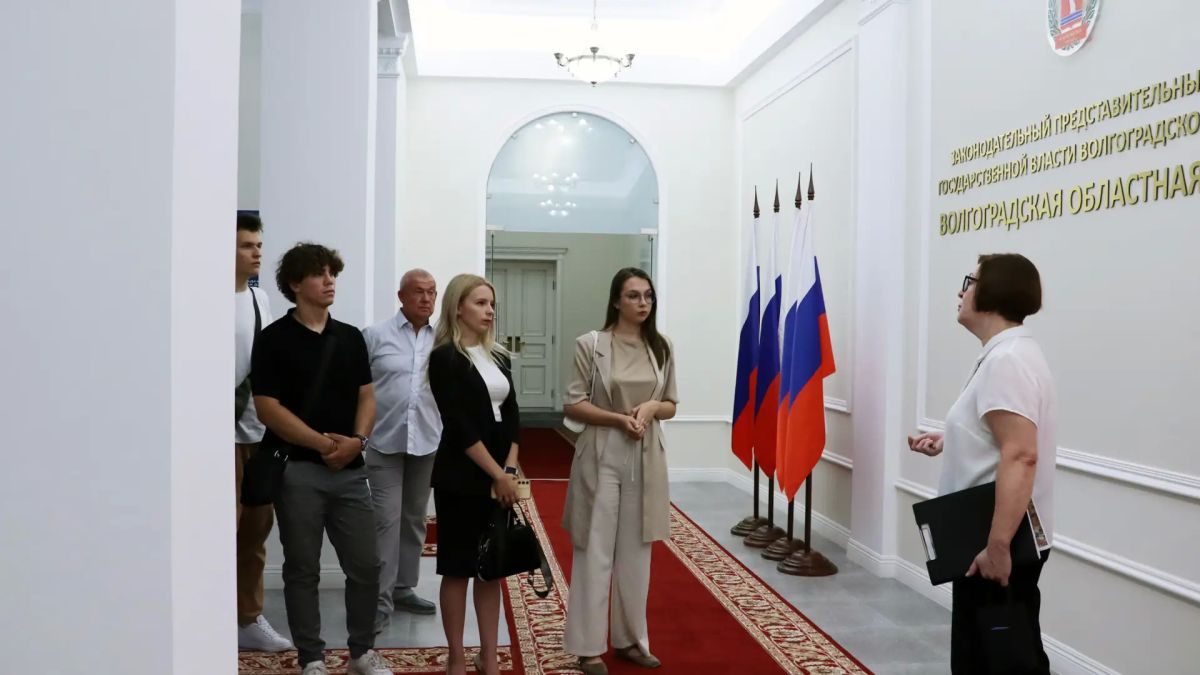 Сегодня Волгоградскую областную Думу с ознакомительной экскурсией посетили студенты РУДН и МГУ им. М.В. Ломоносова. Все ребята — уроженцы Волгоградской области, которые обучаются в Москве, а на время каникул вернулись на... Сегодня Волгоградскую областную Думу с ознакомительной экскурсией посетили студенты РУДН и МГУ им. М.В. Ломоносова. Все ребята — уроженцы Волгоградской области, которые обучаются в Москве, а на время каникул вернулись на...