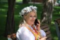 Счастье - странная штука. Кажется, оно где-то совсем рядом: еще одна покупка, еще одно достижение, еще один «вот когда все наладится» — и его можно будет схватить обеими руками