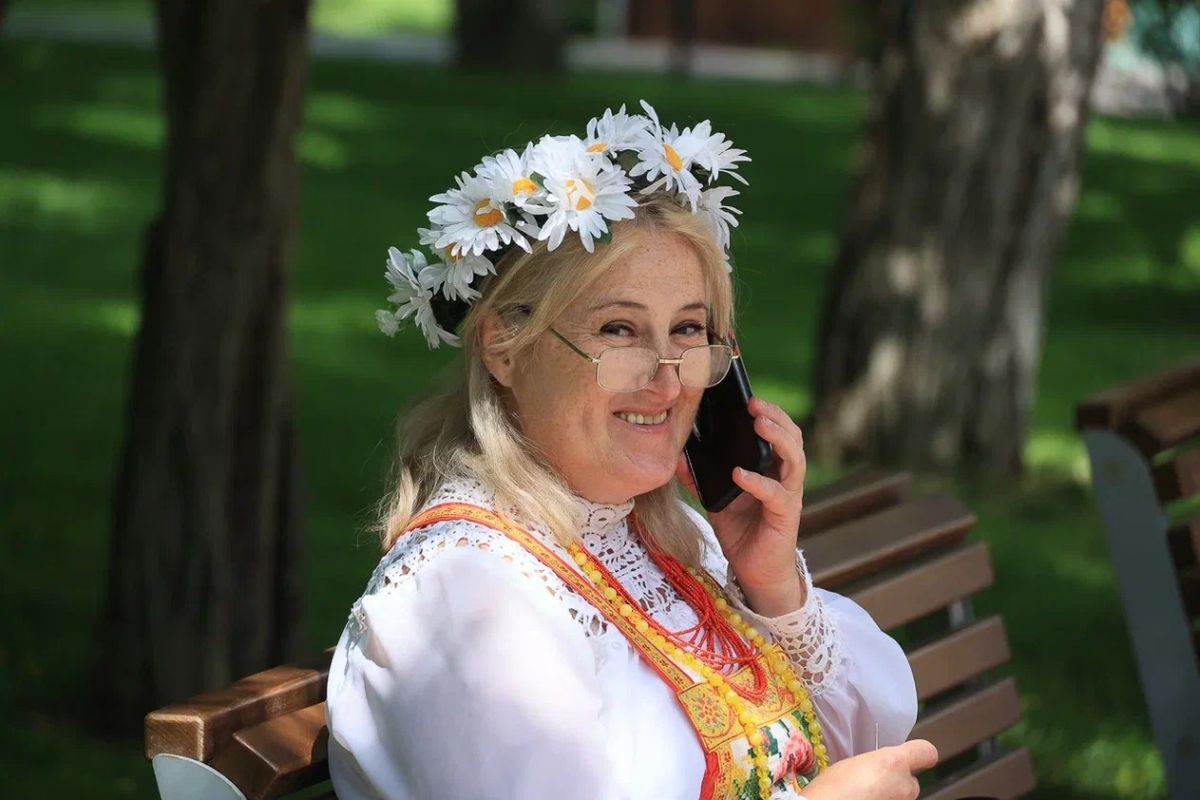 Счастье - странная штука. Кажется, оно где-то совсем рядом: еще одна покупка, еще одно достижение, еще один «вот когда все наладится» — и его можно будет схватить обеими руками