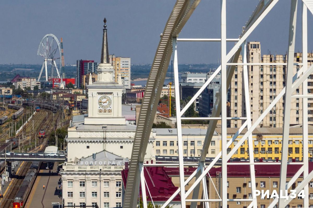 В Комсомольском саду Волгограда завершилось важное событие — монтаж последнего пролёта нового колеса обозрения В Комсомольском саду Волгограда завершилось важное событие — монтаж последнего пролёта нового колеса обозрения